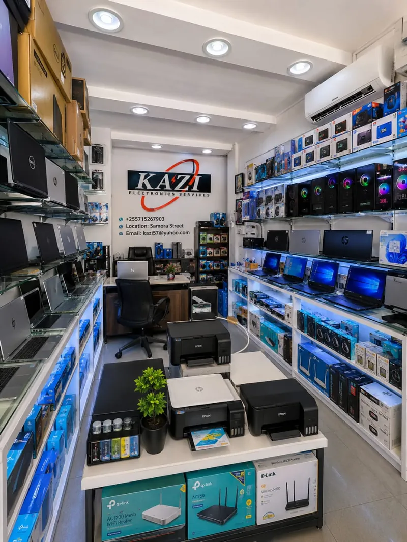 Ndani ya duka la Kazi Electronics Services, likiwa na kompyuta mpakato, vichapishi na vifaa vya mtandao